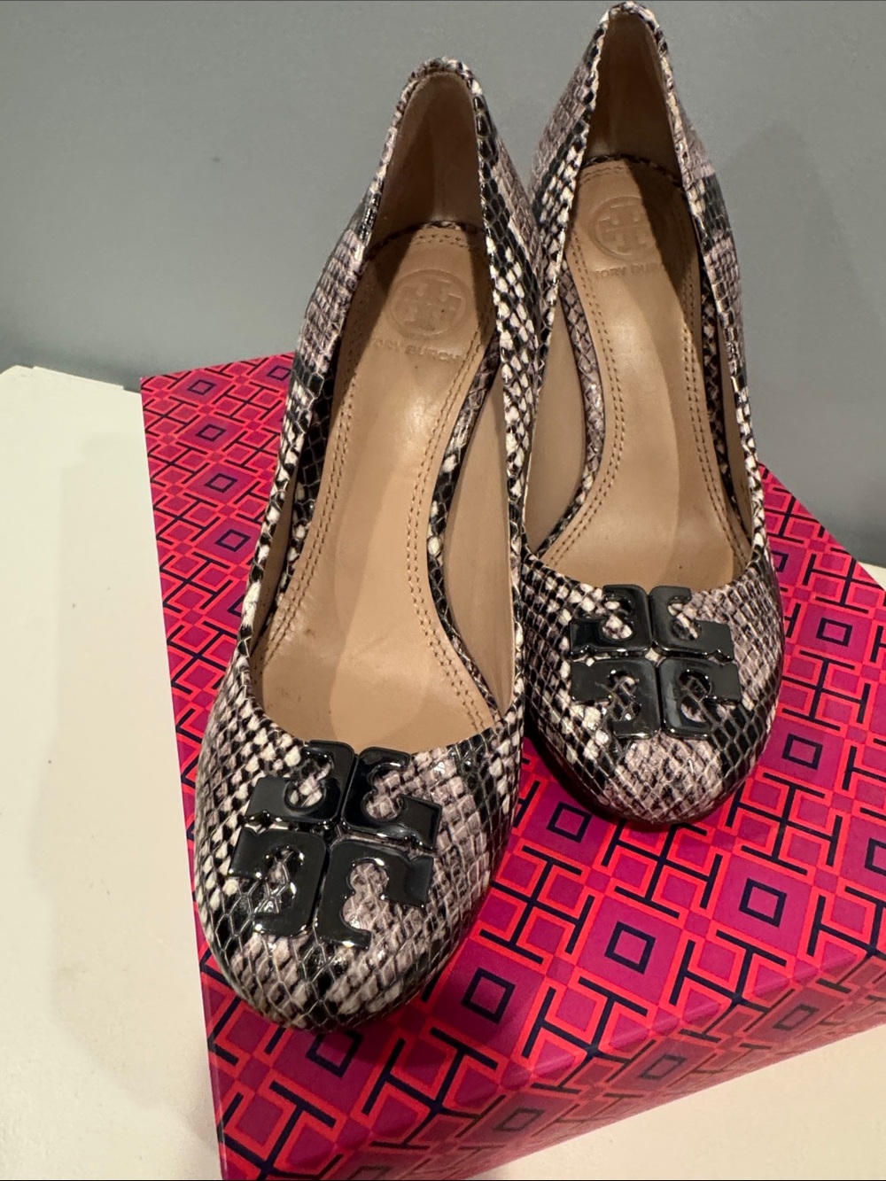 Tory Burch black and white wedge diamond roccia print